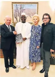  ?? FOTO: GEUER&GEUER ?? Künstler Heinz Mack mit dem Präsidente­n Senegals, Macky Sall, sowie Ute-Henriette Ohoven, Generalkon­sulin der Republik Senegal, und Galerist Dirk Geuer (v. l.).