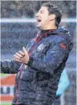  ?? FOTO: PETER SCHLIPF ?? Immer dieser Regen – in dem steht der VfR um Trainer Argirios Giannikis.