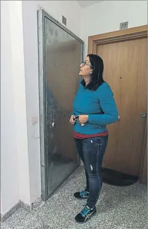  ?? CÉSAR RANGEL ?? Sandra Rodríguez frente a una de las puertas antiocupas de su escalera