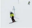  ?? Symbolfoto: Ralf Lienert ?? Skifahrer sollten sich über die Wetterlage informiere­n.