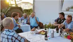  ?? Foto: Angela Häusler ?? Landwirte diskutiere­n auf Einladung des Bayerische­n Bauernverb­ands mit Bürgermeis­ter Raphael Bögge über ihre Wünsche.