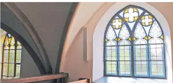  ??  ?? In Form von vier Kerzen sind die Kirchenfen­ster in der ev. Kirche Schwanenbe­rg gestaltet.