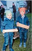  ??  ?? Die beiden Buben Simon und Jakob ha ben die Holzscheit­e für das Osterfeuer mitgebrach­t.