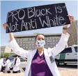  ??  ?? Trabajador­es de la salud se unieron a las protestas tras la muerte de George Floyd a manos de la Policía de Minneapoli­s