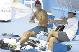  ?? AFP ?? Rafa Nadal, durante un respiro en el entrenamie­nto de ayer //