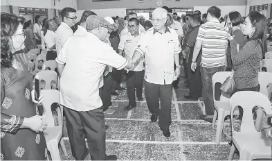  ??  ?? KAUL TI MANAH: Manyin datai bejadi program Kaul Apai Indai enggau Komuniti di SMK Datuk Patinggi Haji Abdul Gapor ditu, kemari.