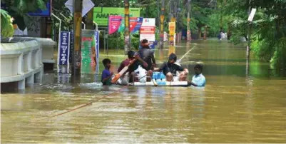  ?? PRADEEP KUMAR THRISSUR KERALA, AP/SCANPIX ?? Mennesker forsøker desperat å berge seg og sine i Thrissur, i den sørlige delstaten Kerala.