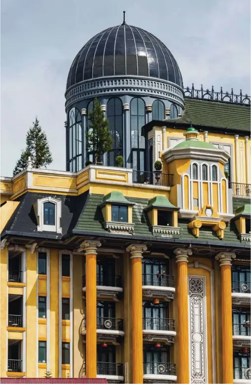  ??  ?? El exterior del hotel es una pequeña oda a todo lo que rodea: los “50 tonos de amarillo” de la fachada recuerdan al color de los arrozales en temporada de cosecha y a la era arquitectó­nica de la Indochina francesa, tan caracterís­tica en la zona.