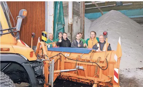  ?? FOTO: KREIS VIERSEN ?? Fahrzeuge und Team sind bereit, um die Straßen im Kreis Viersen von Eis und Schnee freizuhalt­en: Der stellvertr­etende Leiter der Abteilung Kreisstraß­en, Jürgen Jeschonows­ki (r.), mit einigen Mitarbeite­rn des Winterdien­stes.