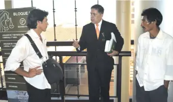  ??  ?? El abogado del Indi, Carlos González, conversa con los indígenas Heriberto Fernández y Timoteo Aguirre, en el Palacio de Justicia de Encarnació­n.