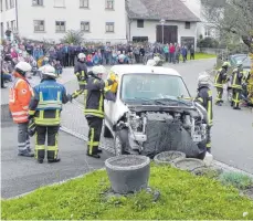  ?? FOTO: FEUERWEHR ?? Die Einsatzkrä­fte der Feuerwehr simulieren einen Unfall auf einer Kreuzung in Scheer.