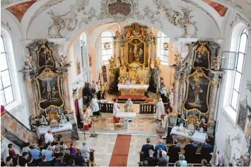  ?? Fotos: Christina Schmid Mägele ?? Prächtig renoviert ist die Gebenhofen­er Kirche mit dem neuen Volksalter.