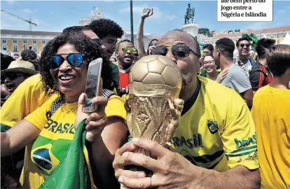  ??  ?? Depois da vitória suada contra a Costa Rica, não foi fácil arrancar os brasileiro­s da Arena Portugal. A festa continuou até bem perto do jogo entre a Nigéria e Islândia