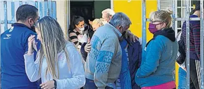  ?? (RAMIRO PEREYRA) ?? Dolor y bronca. Familiares y allegados a la víctima, ayer a la mañana, en el domicilio de Villa Azalais.