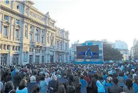  ??  ?? Al Colón. El Teatro hizo de marco junto a la pantalla gigante.