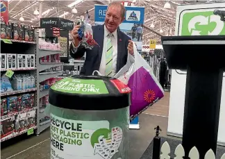  ?? PHOTO: RACHEL THOMAS/FAIRFAX NZ ?? Environmen­t Minister Nick Smith launches the soft plastics recycling scheme in Wellington at Lyall Bay Warehouse.