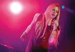  ??  ?? INDOVINA CHI È La cantante Avril Lavigne. O la sua sosia Melissa?