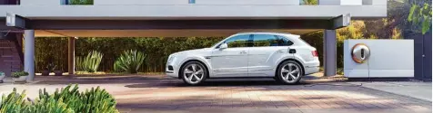  ?? Fotos: Hersteller ?? Lifestyle Laden: Immer mehr Luxusherst­eller entdecken den Plug in Hybriden für sich – und erheben sogar das „Tanken“zur Kunstform. Diese Ladestatio­n für den Bentley Bentayga Hybrid hat der Designer Philippe Starck entworfen. Damit sparen? Eher nicht....