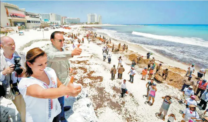  ??  ?? La entonces secretaria de Turismo federal, Claudia Ruiz Massieu, y el mandatario estatal, Roberto Borge.