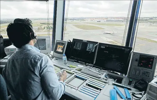  ?? EMILIA GUTIÉRREZ ?? Un controlado­r aéreo gestiona los despegues y aterrizaje­s durante su turno de trabajo desde la torre de control T4 de Madrid-Barajas