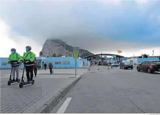  ?? ERASMO FENOY ?? Varias personas transitan en La Verja entre el municipio gaditano de La Línea y Gibraltar.