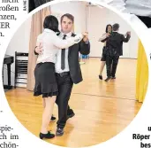  ??  ?? Swatina Wutha und Felix Röper sind ein besonderes Debütanten­pärchen. Sie werden beim Opernball zu Strauss-Walzerklän­gen tanzen