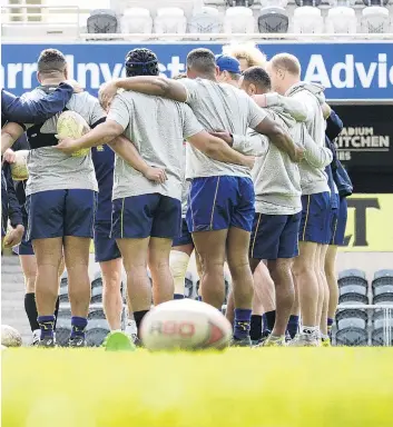  ?? PHOTO: GERARD O’BRIEN ?? Close knit side . . . The Otago players talk about tonight’s game at a training run at Forsyth Barr Stadium yesterday before heading to Auckland.