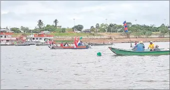  ??  ?? Los pescadores bloquean desde el domingo último un tramo del río Paraguay.