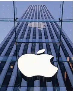  ?? FOTO: DPA ?? Das Logo von Apple hängt an einem Laden des Elektronik­konzerns in der Fifth Avenue in New York.