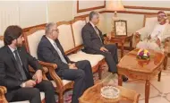  ?? – ONA ?? BOOSTING COOPERATIO­N: Yousuf bin Alawi bin Abdullah, Minister Responsibl­e for Foreign Affairs with Dr. Ahmed Majdalani, Member of the PLO Executive Committee.