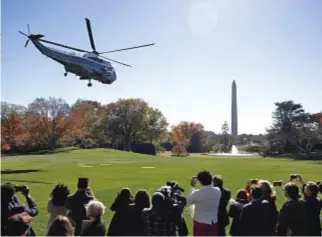  ?? ?? L’elicottero presidenzi­ale con a bordo Joe Biden che sta raggiugend­o la
Casa Bianca