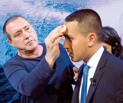  ??  ?? Al trucco Il vicepremie­r Luigi Di Maio, 32 anni, in tv per la registrazi­one di Petrolio, trasmissio­ne su Rai 1 (Imagoecono­mica)