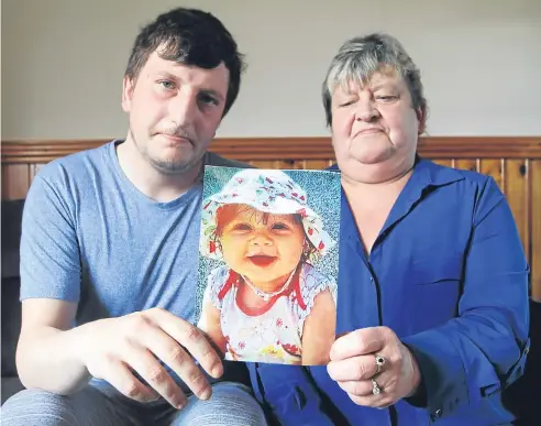  ?? Picture: Mhairi Edwards. ?? Madison’s dad Thomas Haldane and gran Alexis Munro with a photo of the murdered toddler.