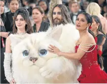  ?? REUTERS ?? Anne Hathaway, Jared Leto y Salma Hayek. Leto se llevó el protagonis­mo en este trío de intérprete­s, con su disfraz de la gata Choupette de Lagerfeld.