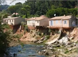  ??  ?? Les maisons situées au bord de la Nartuby ont été vouées à la destructio­n.