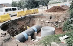  ?? Picture: BONGANI MBATHA ?? The ‘dangerous’ hole Wyebank residents want closed.