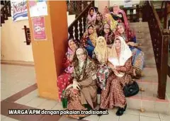  ??  ?? WARGA APM dengan pakaian tradisiona­l.