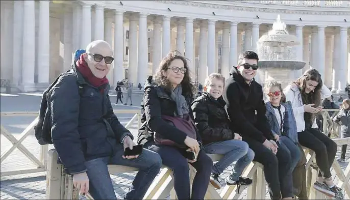  ?? CNS ?? Una familia numerosa, en la plaza de San Pedro del Vaticano, espera para rezar el ángelus, con el Papa Francisco, el 8 de diciembre