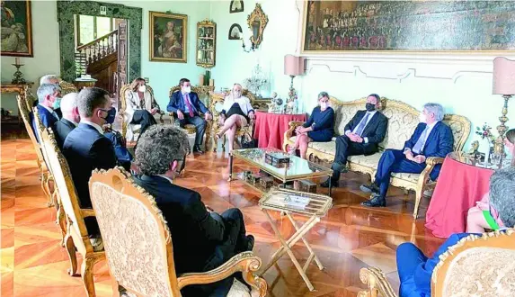  ?? CCLM ?? El presidente de Castilla-la Mancha, Emiliano García -Page, se reunió en la Embajada de España en Italia con varios empresario­s y touroperad­ores italianos