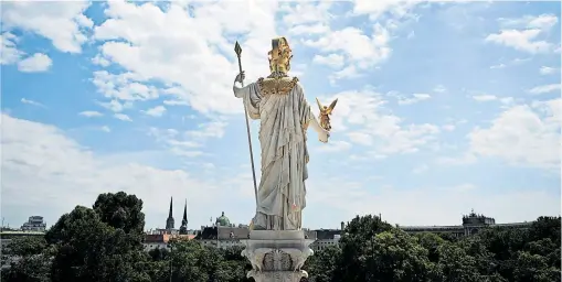  ?? [ Roland Schlager/APA/picturedes­k.com ] ?? Carl Kundmanns Athene-Statue harmoniert optisch mit dem Wiener Parlaments­tempel – doch passt die Göttin als Ikone der Demokratie?