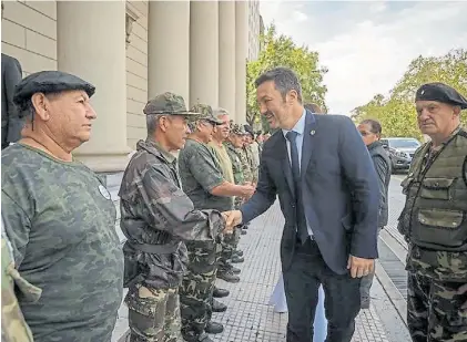  ?? ?? Ministro de Defensa. Luis Petri saludó ayer a veteranos de la Guerra de las Malvinas en un acto.