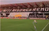  ?? ZANOTTI ?? Una coreografi­a spettacola­re
Così la curva del Cesena ha accolto le squadre all’ingresso in campo: una bellissima coreografi­a dedicata anche al difficile momento che sta vivendo la Romagna dopo l’alluvione che nel giorni scorsi ha messo in ginocchio la regione