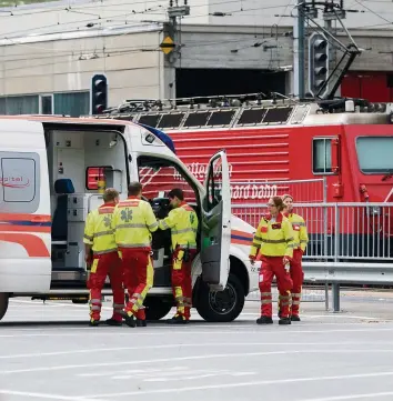  ?? KEY ?? Rettungskr­äfte am Bahnhof Andermatt: Insgesamt 25 Personen mussten in Spitäler gebracht werden.