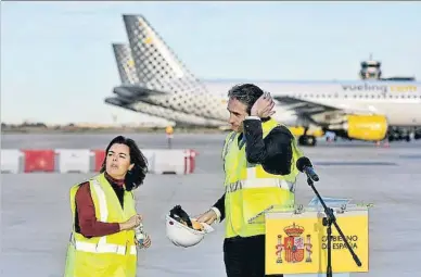  ?? ÀLEX GARCIA HOYUELOS ?? La vicepresid­enta Santamaría i el ministre de Foment de visita d’obres al Prat al febrer