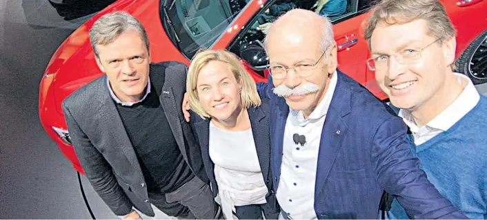  ??  ?? Kein Bild beschreibt die Weltpremie­re der neuen A-Klasse von Mercedes-Benz besser als dieses Selfie, das Daimler-Chef Dieter Zetsche aufgenomme­n hat. Es war der Höhepunkt der Feier und zeigt die Vorstände Markus Schäfer (links), Britta Seeger, Dieter...