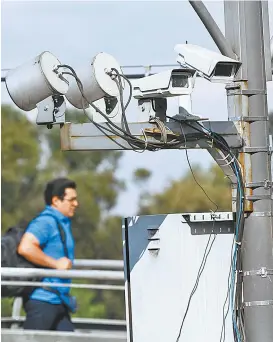  ??  ?? Radares captan vehículos que rebasan los límites de velocidad .