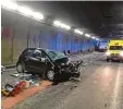  ?? Foto: Kantonspol­izei Uri, dpa ?? Dieses Auto stieß frontal mit einem Las ter zusammen.