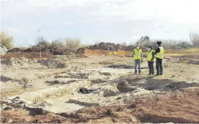  ?? MEDITERRÁN­EO ?? El concejal de Patrimonio, Vicent Granel; y el arqueólogo municipal, José Manuel Melchor, visitaron el yacimiento.