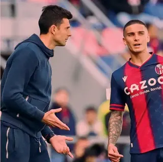  ?? ?? Thiago lo vuole
Thiago Motta, 40 anni, parla con Nicolas Dominguez, 24, capitano in assenza di Soriano: il tecnico ha consigliat­o all’argentino di restare a Bologna