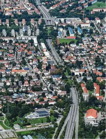  ?? Foto: Marcus Merk ?? „Der Deckel kommt“hatte der bayerische Innenminis­ter Joachim Herrmann im August versproche­n. Jetzt hat die Stadt ihre Haus aufgaben erledigt und zugesicher­t, 1,3 Millionen Euro für die beste B 17 Lärmschutz­lösung zu bezahlen.